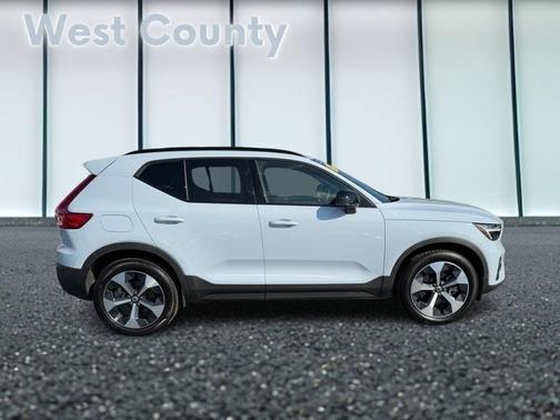 2025 Volvo XC40 B5 Plus Dark Theme