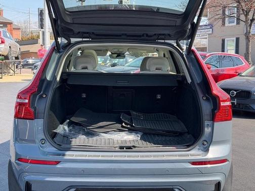 2023 Volvo XC60 B5 Plus Dark Theme