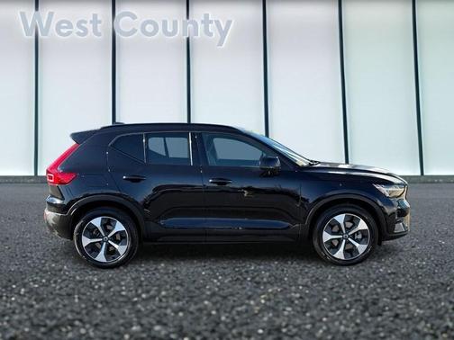 2025 Volvo XC40 B5 Plus Dark Theme