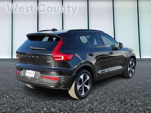 2025 Volvo XC40 B5 Plus Dark Theme