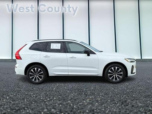 2023 Volvo XC60 B5 Plus Dark Theme