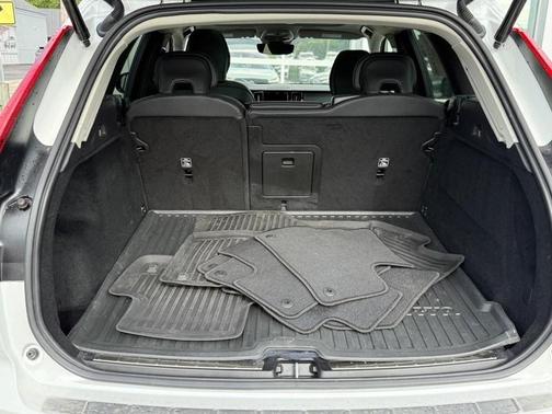 2023 Volvo XC60 B5 Plus Dark Theme