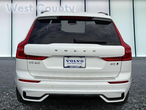 2023 Volvo XC60 B5 Plus Dark Theme
