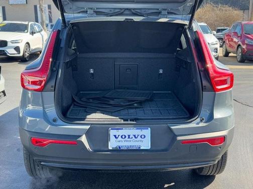 2023 Volvo XC40 B5 Plus Dark Theme