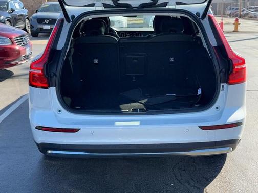 2025 Volvo V60 Cross Country B5 Plus
