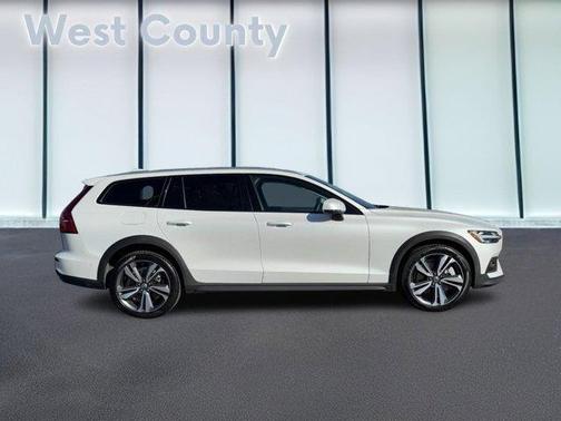 2025 Volvo V60 Cross Country B5 Plus
