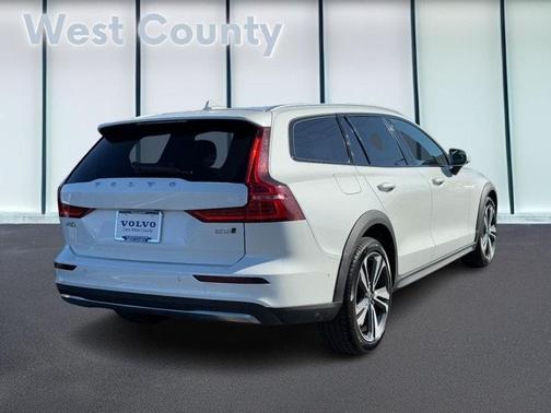2025 Volvo V60 Cross Country B5 Plus