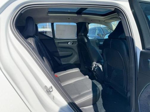 2026 Volvo XC40 B5 Ultra