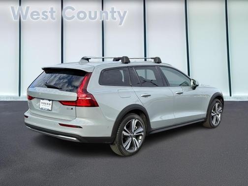 2025 Volvo V60 Cross Country B5 Plus