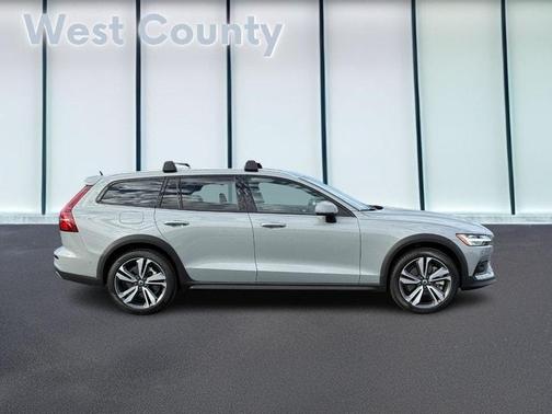 2025 Volvo V60 Cross Country B5 Plus