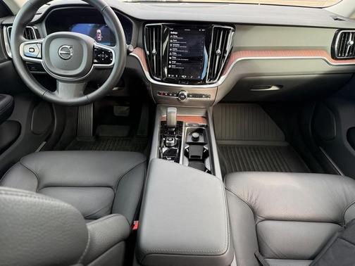 2025 Volvo V60 Cross Country B5 Plus