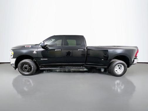 Diamond Black Crystal Pearlcoat 2022 RAM 3500 Tradesman Crew Cab 4x4 8' Box