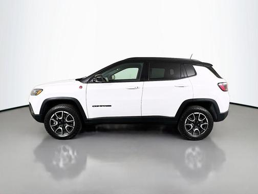Bright White Clearcoat 2024 Jeep Compass Trailhawk