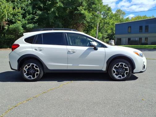Crystal White Pearl 2016 Subaru Crosstrek 2.0i Limited