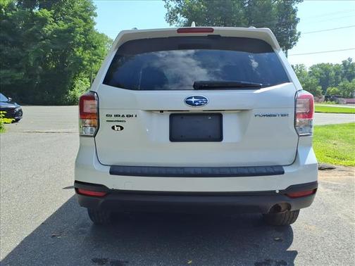 Crystal White Pearl 2018 Subaru Forester 2.5i Premium