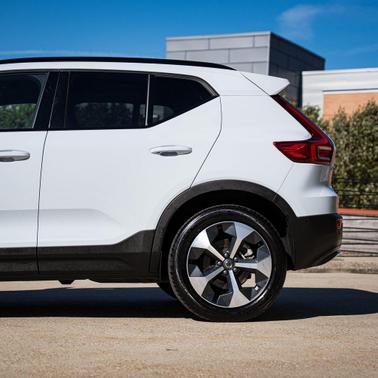 2025 Volvo XC40 B5 Plus Dark Theme