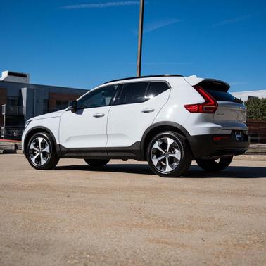 2025 Volvo XC40 B5 Plus Dark Theme