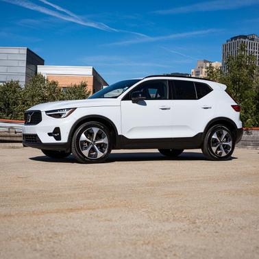 2025 Volvo XC40 B5 Plus Dark Theme