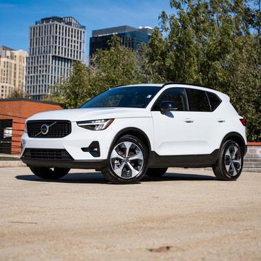 2025 Volvo XC40 B5 Plus Dark Theme