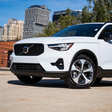 2025 Volvo XC40 B5 Plus Dark Theme