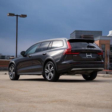 2025 Volvo V60 Cross Country Plus, B5 AWD Gas (mild hybrid)