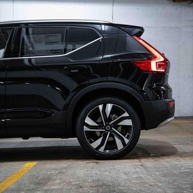 2025 Volvo XC40 B5 Ultra Bright Theme