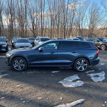 2025 Volvo V60 Cross Country Plus, B5 AWD Gas (mild hybrid)
