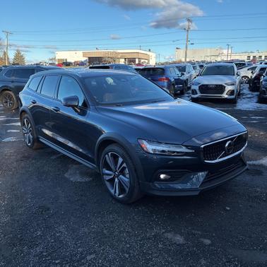 2025 Volvo V60 Cross Country Plus, B5 AWD Gas (mild hybrid)