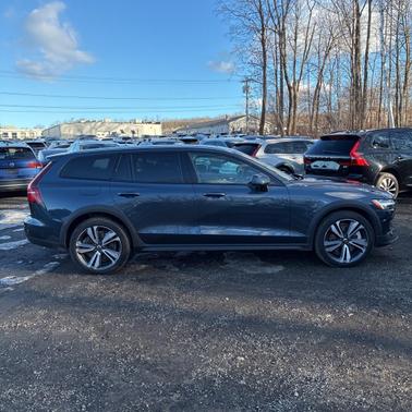 2025 Volvo V60 Cross Country Plus, B5 AWD Gas (mild hybrid)
