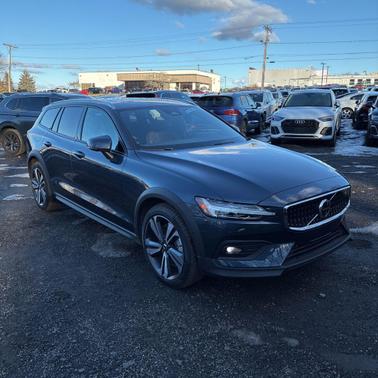 2025 Volvo V60 Cross Country Plus, B5 AWD Gas (mild hybrid)