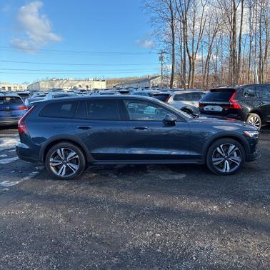 2025 Volvo V60 Cross Country Plus, B5 AWD Gas (mild hybrid)