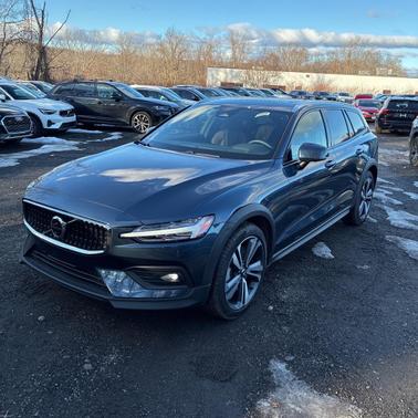 2025 Volvo V60 Cross Country Plus, B5 AWD Gas (mild hybrid)