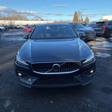 2025 Volvo V60 Cross Country Plus, B5 AWD Gas (mild hybrid)