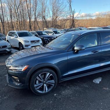 2025 Volvo V60 Cross Country Plus, B5 AWD Gas (mild hybrid)