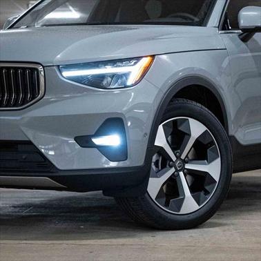 2025 Volvo XC40 B5 Plus Bright Theme