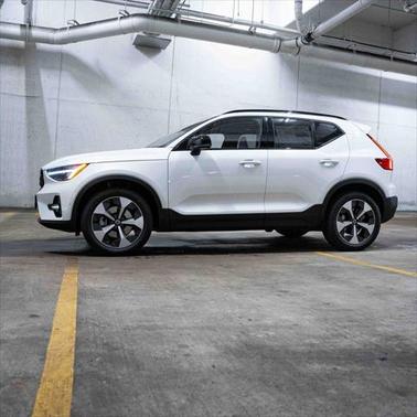 2025 Volvo XC40 B5 Plus Dark Theme