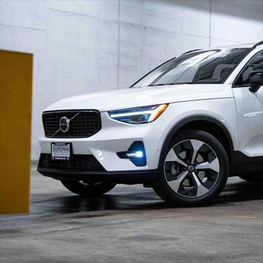 2025 Volvo XC40 B5 Plus Dark Theme