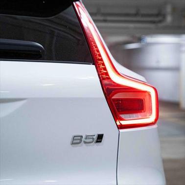 2025 Volvo XC40 B5 Plus Dark Theme
