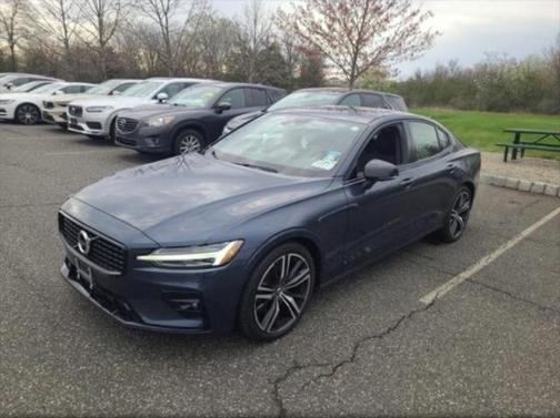 2022 Volvo S60 T5 R-Design