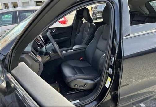 Onyx Black 2024 Volvo XC60 Plus