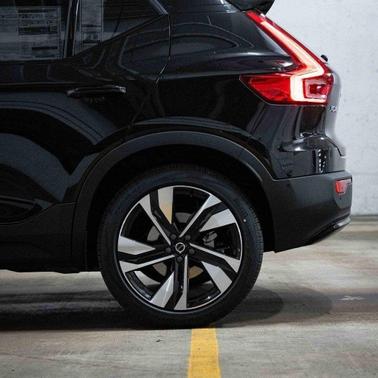 2026 Volvo XC40 Ultra, B5 AWD Gas (mild hybrid), Dark