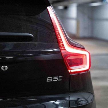 2026 Volvo XC40 Ultra, B5 AWD Gas (mild hybrid), Dark