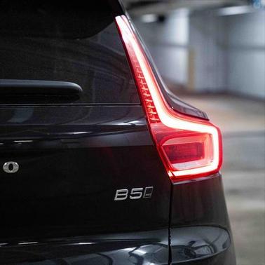 2025 Volvo XC40 B5 Ultra Dark Theme
