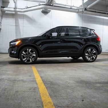 2025 Volvo XC40 B5 Ultra Dark Theme