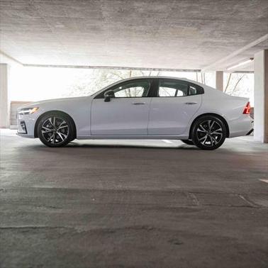 2024 Volvo S60 B5 Core Dark Theme