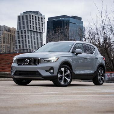 2025 Volvo XC40 B5 Plus Bright Theme