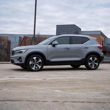 2025 Volvo XC40 B5 Plus Bright Theme