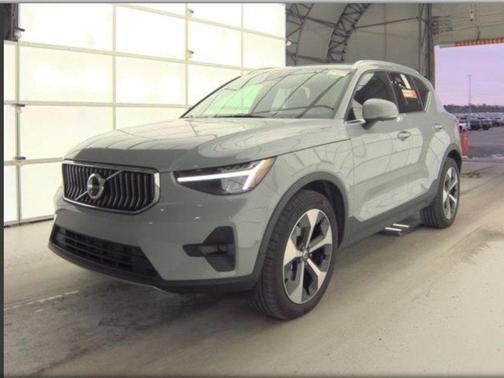 2025 Volvo XC40 B5 Plus Bright Theme