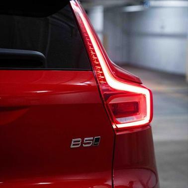 2025 Volvo XC40 B5 Ultra Bright Theme
