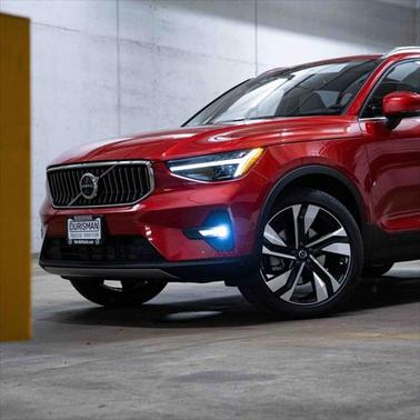 2025 Volvo XC40 B5 Ultra Bright Theme